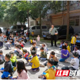 消防演习进校园 萌娃体验“火场逃生”