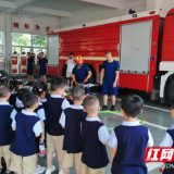 萌娃走进消防站 体验别样消防课