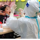 “数”说战“疫”丨一天屈膝半蹲上千次，她是小朋友眼中的温柔“天使”