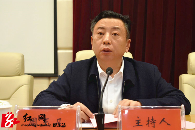 周玉凡主持会议_副本.jpg