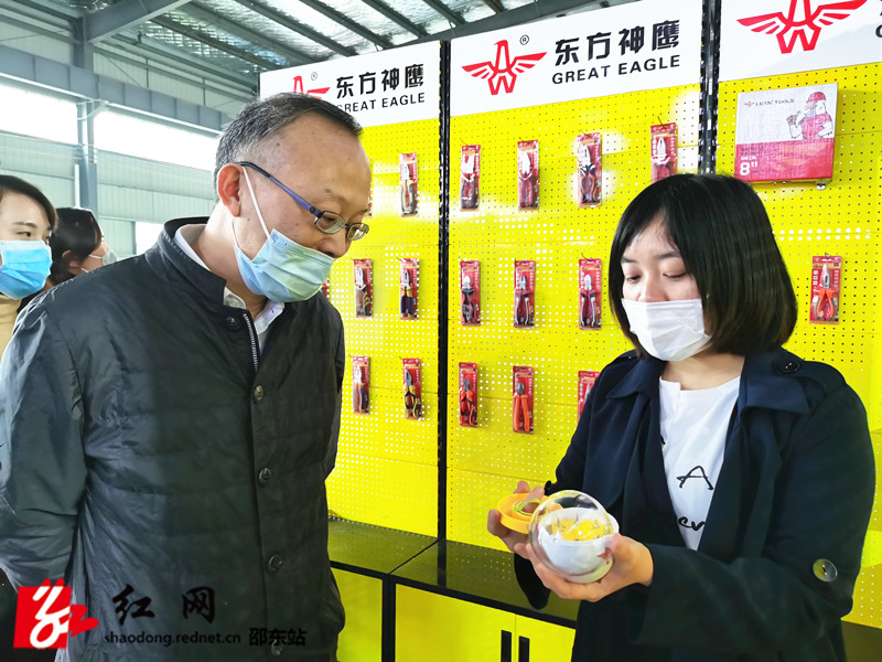 丁学新一行在东方神鹰调研_副本.jpg
