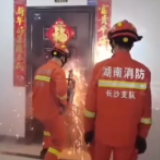 视频 | 急！女子带孩子将自己反锁屋内 消防员这次破门很“温柔”