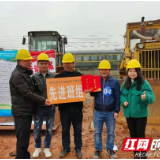 劳动技能大比拼 挖掘机上演接力跑