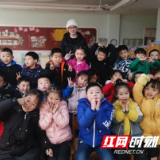 幼儿园来了一位“英雄爸爸” 在孩子们心中种下医学精神的种子