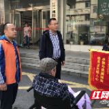 志愿服务暖人心 社区居民送锦旗