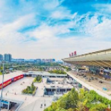 一手奶茶，一手行李 长沙南站旅客“标配”形象回来了