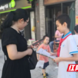 小学生“爱心卖报” 暑期实践有欢乐有能量