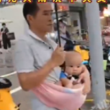 视频 | 右手打伞左手护娃 这个奶爸的怀兜好温暖