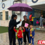 文明城市 | 最美背影：孩子们最信任的刘阿姨