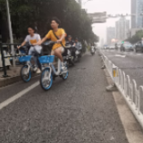 长沙人一年骑行总里程可绕地球5400圈 晚上逛街爱骑单车