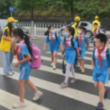 文明城市 | 最美背影：守护在校门口的“园丁”