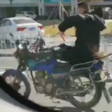视频 | 无证驾驶摩托车 “炫技” 男子将面临行拘
