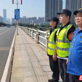 一抹“城管蓝”守护“江河碧”