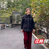 独家探访81岁“灭火奶奶”：走在路上习惯去踩灭烟头