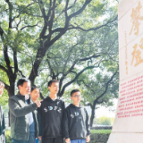 一座石碑，为何能成为海内外校友魂牵梦绕的打卡点？