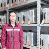 陪她过年的是一部24小时值班电话