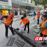 “红马甲”当先 侯家塘百人行动掀起“洁净雨花”新高潮