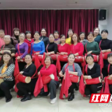 热心居民义务教 街坊邻居免费学……这个老年课堂很“高能”