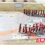 交通安全整治注入民间力量 “一车一盔”成“标配”