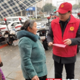 雨中即景！长沙国企员工街头化身“文明交通督导员”