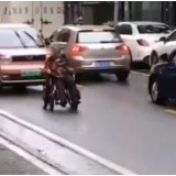 视频 | 老人的车再小也是大车 我们的车再快也要慢行