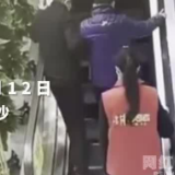 视频 | 老人即将摔倒，她飞身托住！志愿者丰云讲述事情经过