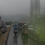 视频丨小伙悬坐大桥护栏欲轻生 生死瞬间，长沙交警出手了！