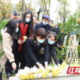 清明前夕，他们来到雷锋父母墓前