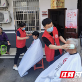 志愿者成理发师 “爱心剪”剪出实惠与信任