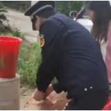 视频 | 吊唁袁隆平 雨花网格员买鲜花赠送市民