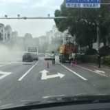视频 | 面包车行驶途中自燃 市政人员“拔管相助”灭火