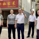 郑建新专题调研老旧小区改造工作并召开现场办公会