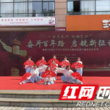 家门口大展歌喉与舞姿，共庆建党100周年