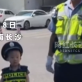 视频 | 小小“警察”考场外“值守”，萌翻了！