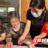 “饼”承价值观 邻里和谐庆中秋