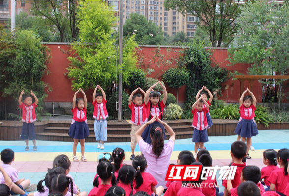 铭记耀眼中国红 幼儿园萌娃花式迎国庆