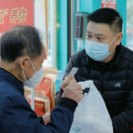 退烧药、防疫包免费赠送！这个企业开设应急医疗物资发放点