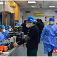 坚守在“最后一道防线”:“自己淋着雨,也要为患者撑一把伞”