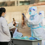 核酸检测一线：最是动人“志愿红”