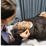 7旬奶奶受眼病困扰，医生提醒：中老年女性更需警惕干眼症状