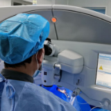 母子相约先后摘镜:年龄不是问题 清晰才是目的