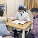 夫妇同摘镜 全飞秒助力重返高清视界