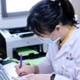 孩子睡觉出汗、惊醒大哭、磨牙……发现这些小动作马上看医生