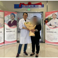 庆贺“重生”：术后5年，医护为她送上鲜花