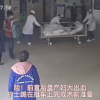 险！孕妇前置胎盘大出血，护士跪在推车上完成术前准备