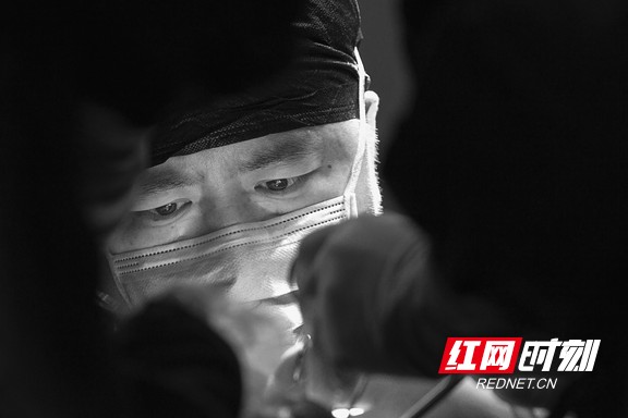 《眼神》 作者：中南大学湘雅医院 李国良
　　生命之托重于泰山，面对每一台手术，医者必须全神贯注，认真细致，不能有一丝懈怠。眼神就是最好的注释。
