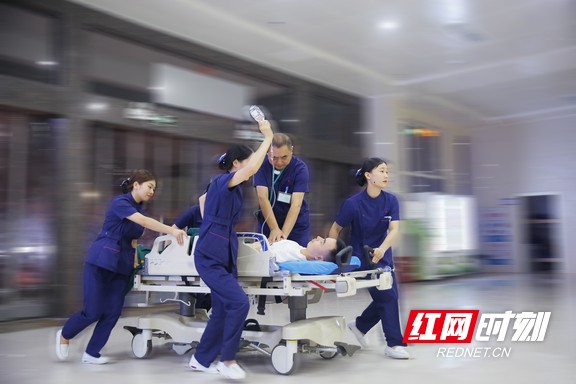 《分秒必争》作者：宁乡市人民医院 陈丹
　　宁乡市人民医院急诊科内，医务人员随时随地的与病魔作斗争，抢救生命分秒必争。