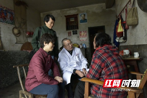 《结对帮扶解民忧》作者：湘潭市第二人民医院 李沐
　　湘潭市第二人民医院对口帮扶湘乡育塅乡，做实事，解难题，让贫困家庭走出贫困，使群众拥有了实实在在的获得感。