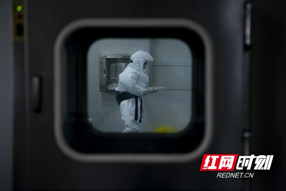 《离病毒最近的人》作者：湖南省儿童医院 李奇
　　湖南医疗队加入黄冈核酸检测队列。