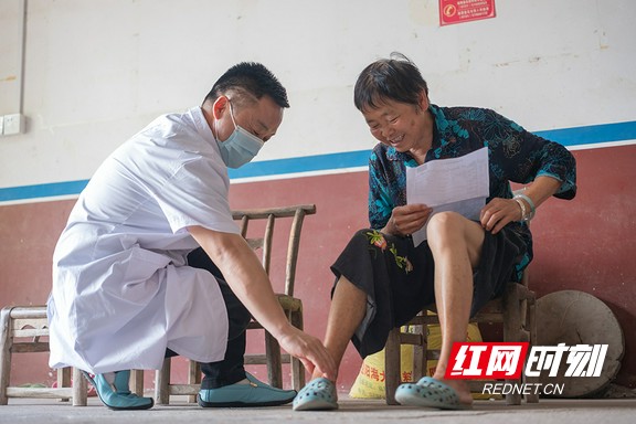 《入户随访》作者：中南大学湘雅医院 陈朝晖
　　湘潭花石镇罗汉村卫生室村医胡海良上门给村民送体检报告，并进行体查，指导用药。